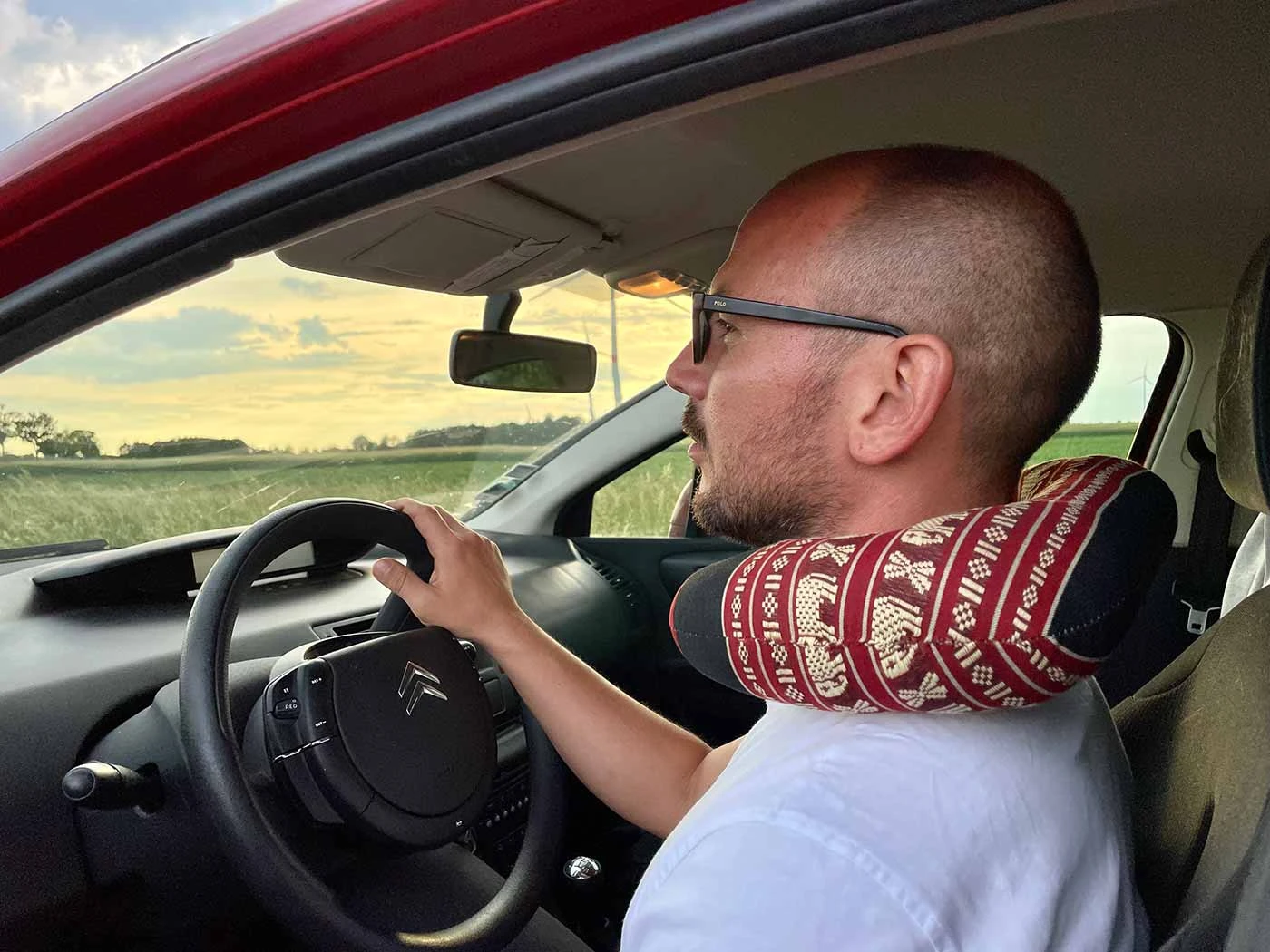 Acompañante de Viaje Relajante: La Almohada de Cuello de Kapok para un Confort Inigualable en el Camino