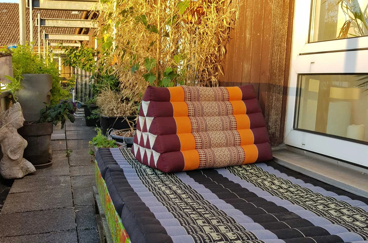 Un oasis relajante: Diseña tu balcón con cojines tailandeses
